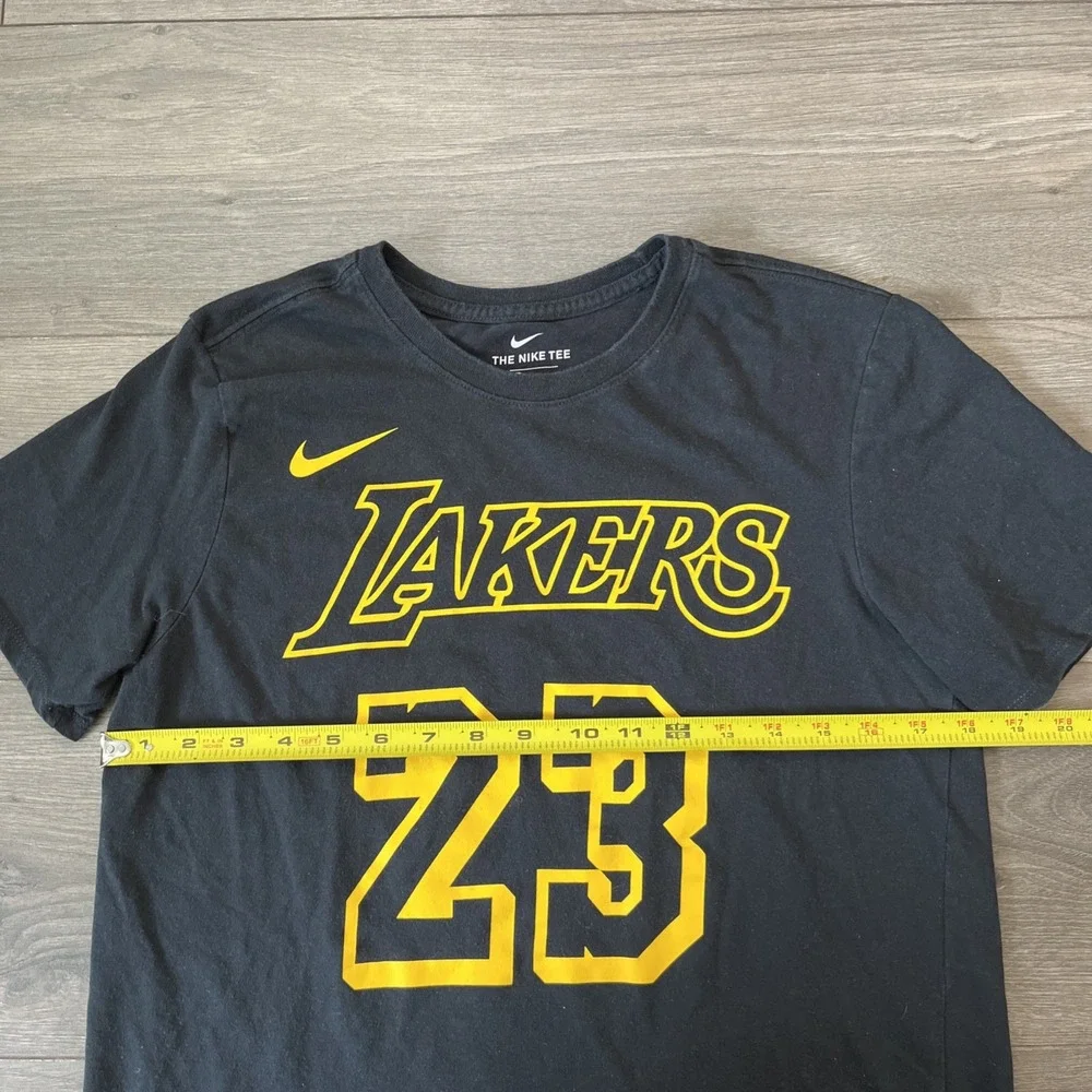 The Nike Tee Mens M LA Lakers LeBron James 23 Jersey T Shirt Black Yellow